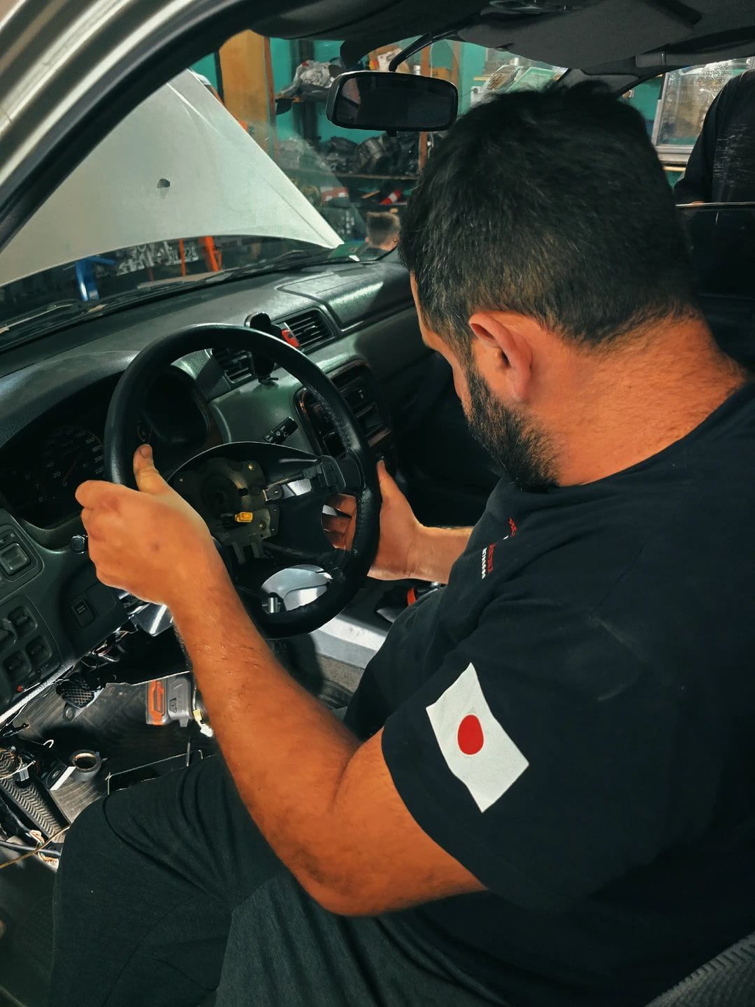 Martín realizando una revisión técnica en el interior de un vehículo
